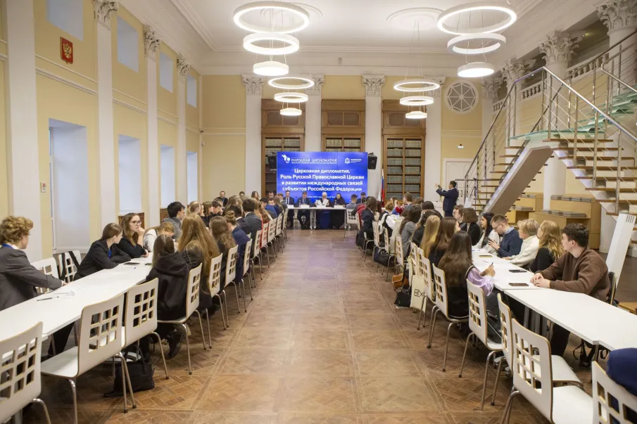 Участники проекта «Школа юного дипломата» посетили пленарное заседание Международного форума