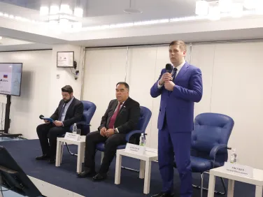 Андрей Гнеушев и Раджаббой Ахмадзода открыли бизнес-форум в Нижнем Новгороде