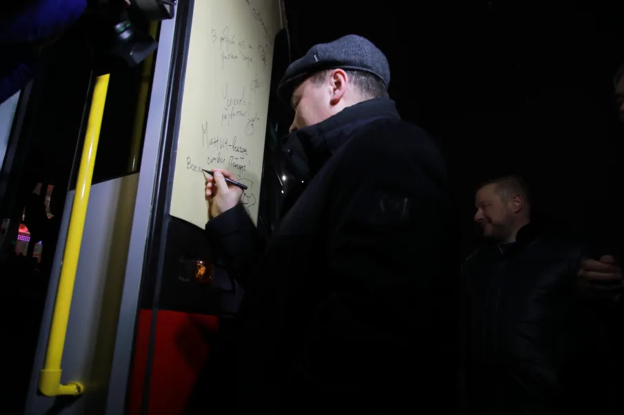 Глеб Никитин и Роман Головченко проехали на новом трамвае «МиНиН» совместного российско-белорусского производства