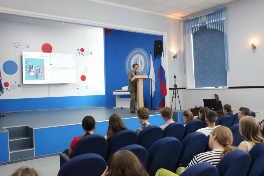 Участники проекта «Школа юного дипломата» узнали о тонкостях ведения переговоров на международной арене в рамках занятия «Актуальные тенденции международных отношений: новый мировой порядок»