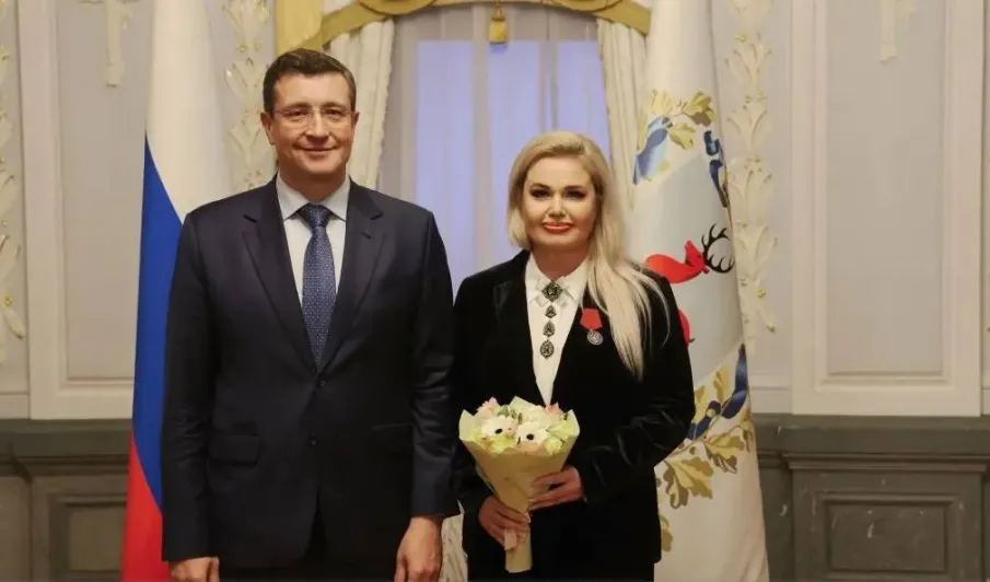 Глеб Никитин вручил медаль ордена "За заслуги перед Отечеством" II степени  Ольге Гусевой