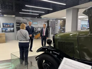 Делегация Джизакской области Республики Узбекистан посетила Музей истории Горьковского автозавода