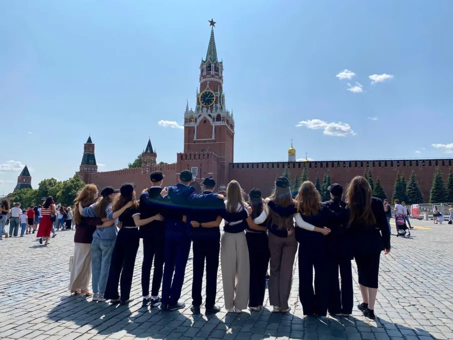 Выпускники «Школы юного дипломата» посетили ведущие ведомства России в рамках ознакомительной поездки в Москву