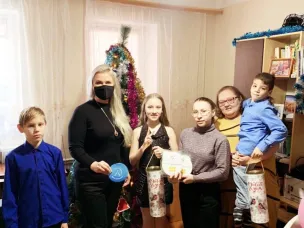 Ольга Гусева вручила новогодние подарки многодетной семье из города Бор