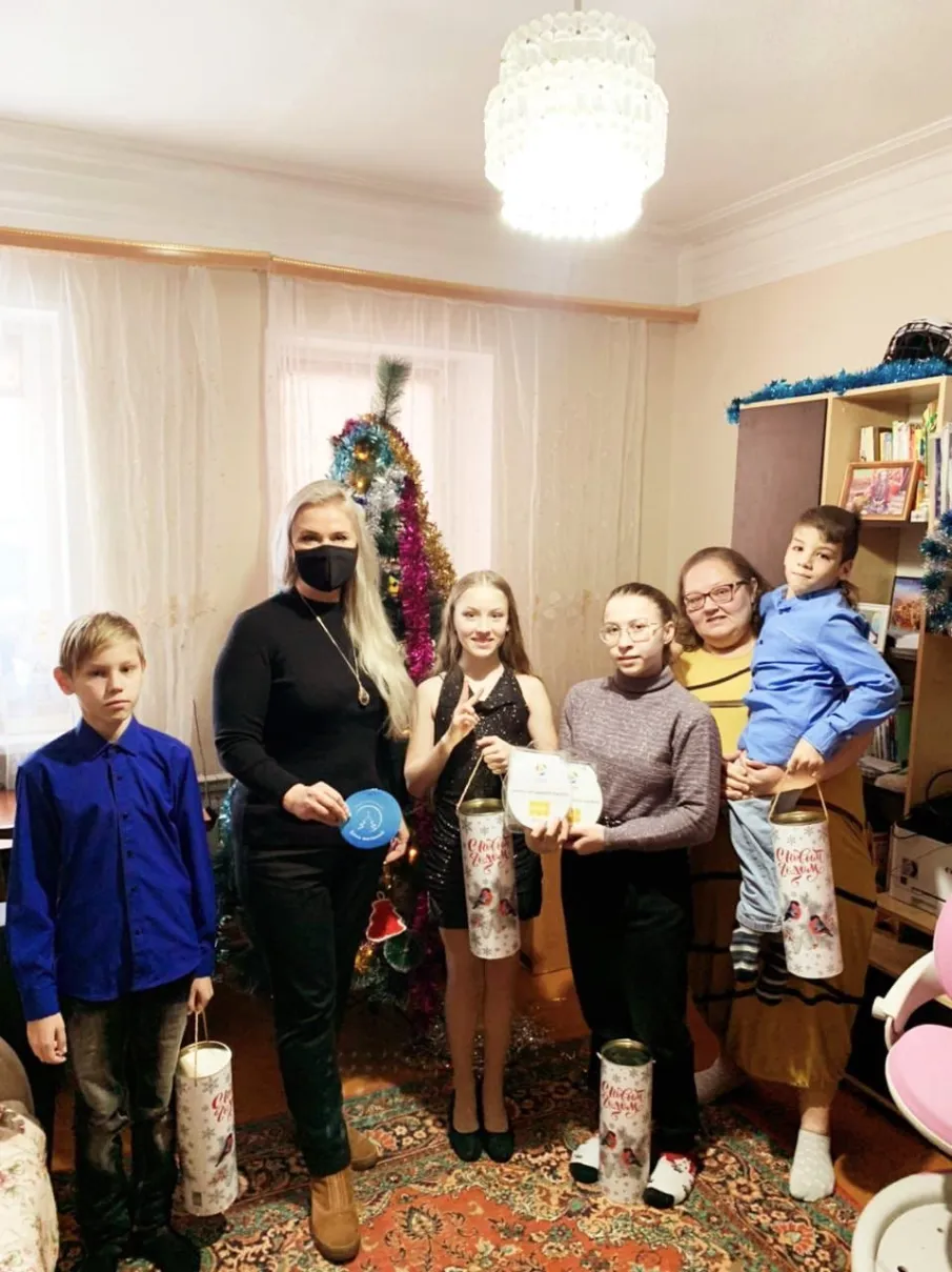 Ольга Гусева вручила новогодние подарки многодетной семье из города Бор
