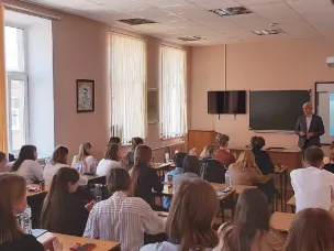 Для участников регионального проекта "Школа юного дипломата" прошла лекция директора ИМОМИ