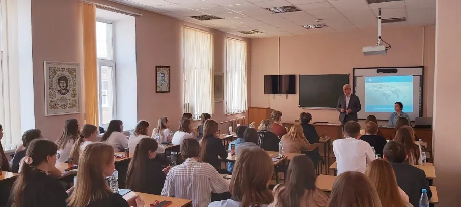 Для участников регионального проекта "Школа юного дипломата" прошла лекция директора ИМОМИ